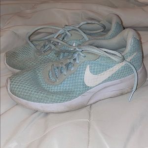 light blue/teal nike tennis shoes | size: 8